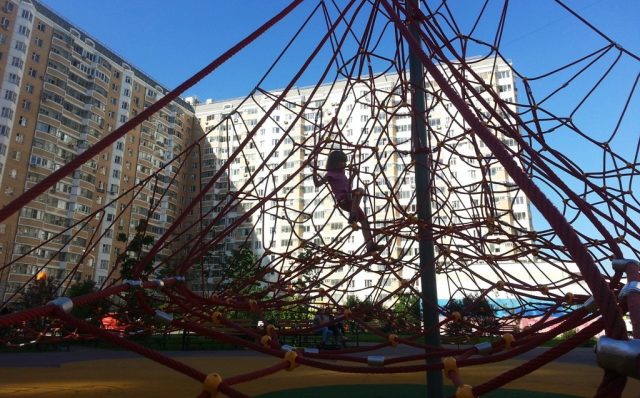 Фото детских площадок в Новой Москве град Московский весна 20180526