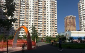 Ребёнок на детской площадке на руках Фото град Московский